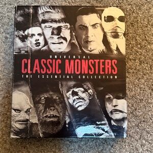 Universal Classic Monsters: The Essential Collection - Black and White Edition